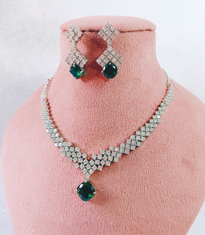Emerald green necklace set with earrings – Indian jewelry exporter